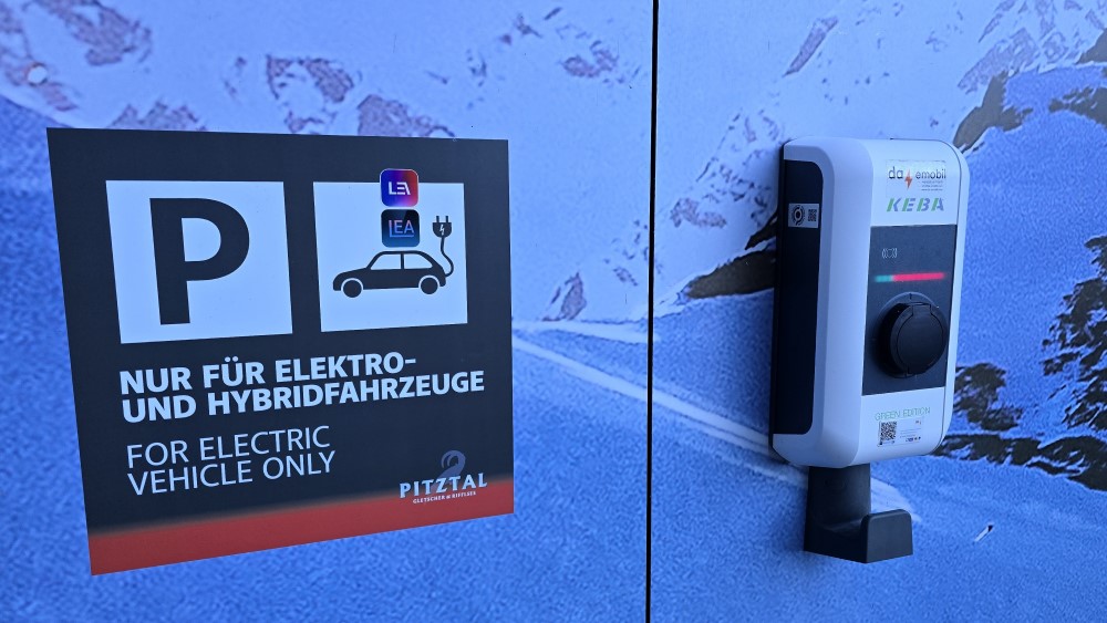 Laadvoorziening EV-auto op wintersport.